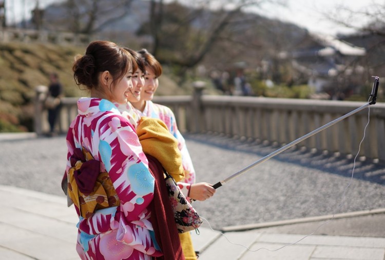 Kimono wearing tourists in Kyoto Gion Higashiyama